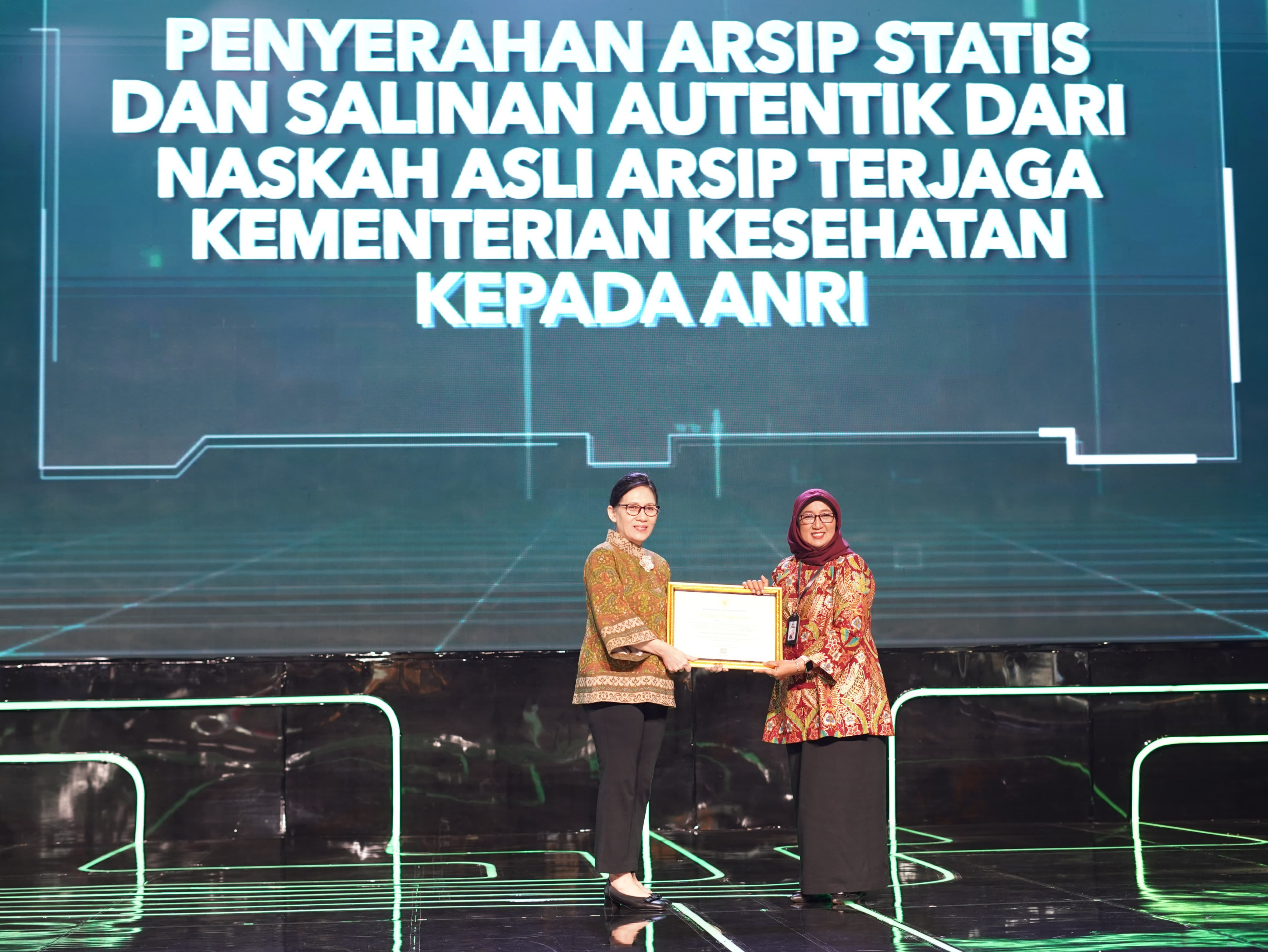 Penyerahan Arsip Statis dan Salinan Autentik Arsip Terjaga Kemenkes secara simbolis dari Inspektur Jenderal Kemenkes kepada Sekretaris Utama ANRI